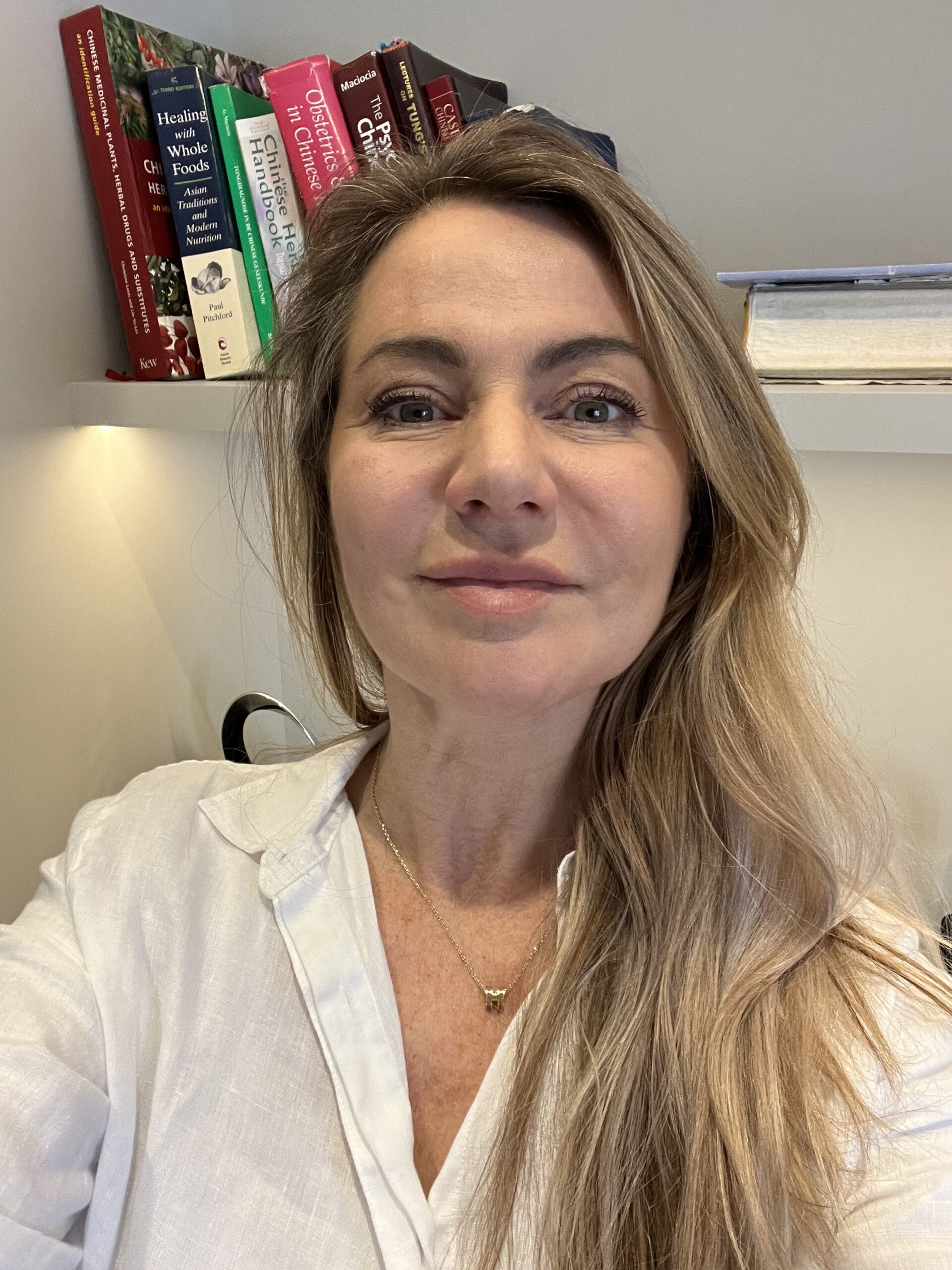 Saskia Zwaan in haar praktijk